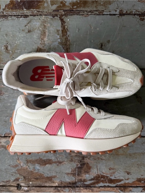 New Balance Shoes - New without tags, classic New Balance 327 Sneakers in Rose Pink 👟